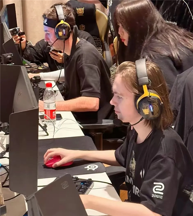 全球先锋赛首日预告的官方公告： Top Esports 将对阵 Hanwha Life Esports ，一场强强对决，争取一个良好的开局