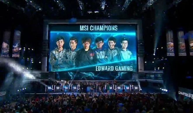 rookie 转述了 KaKAO 对 Puff 的话：“Xiaocaobao 说得太少，辅助不能玩 Leona。