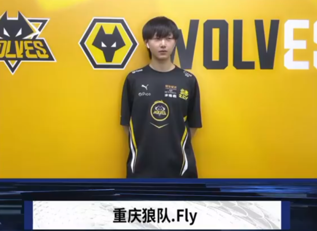 因此更有